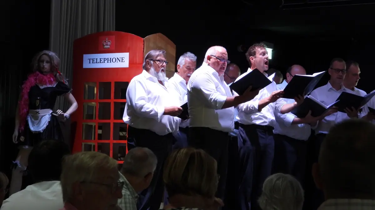 Der MGV Liederkranz steht auf der britisch dekorierten Bühne.