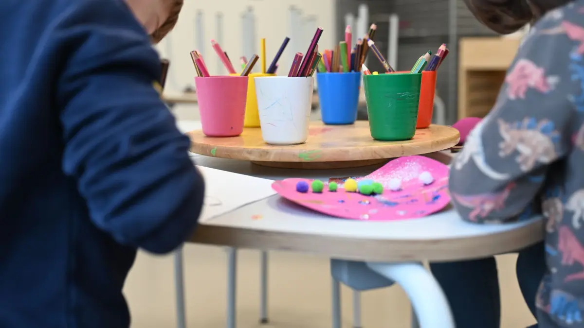 Kindertagesstätte (Kita): ARCHIV - 17.01.2025, Nordrhein-Westfalen, Düsseldorf: Kinder basteln gemeinsam in einer Kindertagesstätte. (zu dpa: «NRW-Kita-Reform bringt flexiblere Zeiten und mehr Geld») Foto: Maximilian von Klenze/dpa +++ dpa-Bildfunk +++