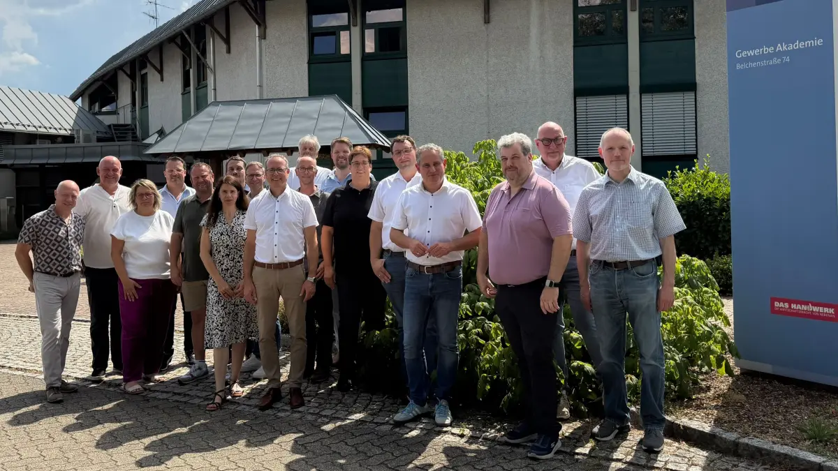 Zahlreiche Bürgermeister aus dem Wiesental, dem Kandertal sowie aus Angrenzergemeinden des Landkreises Waldshut wollen die Schopfheimer Gewerbeakademie unbedingt erhalten wissen. Beim Fototermin der Gemeindeoberhäupter fehlten Weils OB Diana Stöcker sowie Binzens Rathauschef Andreas Schneucker.