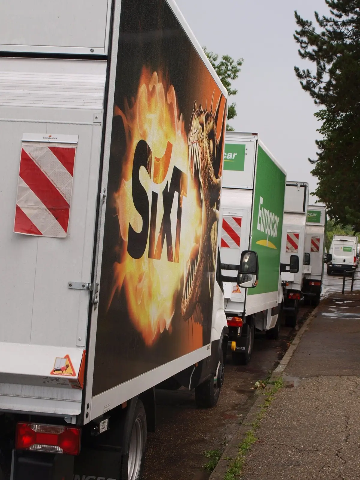 Auch entlang der Straßen parken die Fahrer die Transporter und sorgen für Unmut bei den Anwohnern.