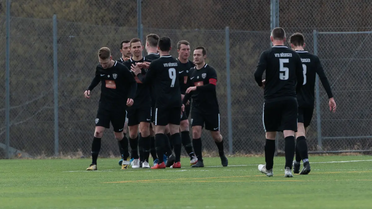 Die Spieler des VfB Bösingen bejubeln im März 2022 einen ihrer insgesamt 117 Saisontreffer.