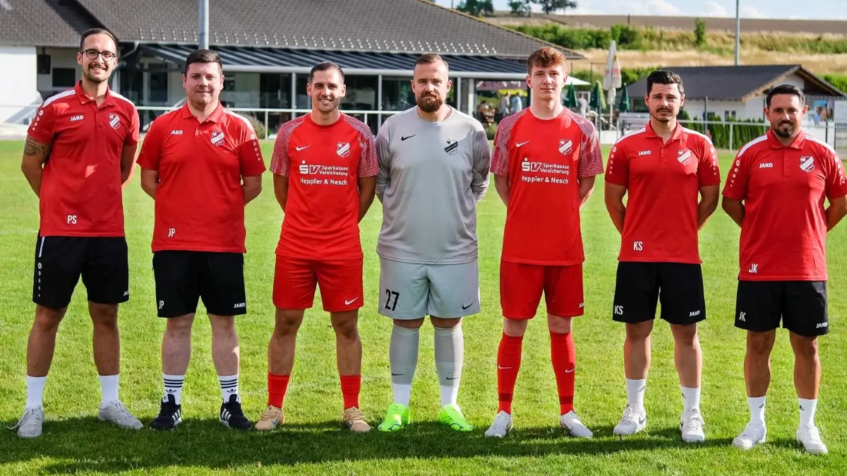 Die neuen Spieler mit den Mannschaftsverantwortlichen (von links): Patrick Sautter, Jörg Pusch (beides Abteilungsleiter), Daniel Atis, Lars Wiedmann, Lenny Brendle, Kai Sieb, Jule Katz (beides Trainer). Es fehlt Max Riexinger