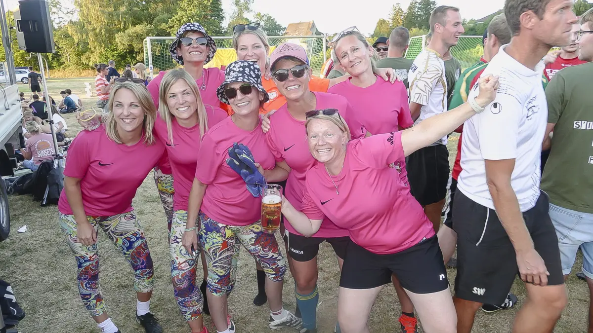 Immer gut drauf: das Damen-Team des FC Pfohren. Generell hatte das Sommerfest des Vereins viel zu bieten und hat für viel gute Laune gesorgt.