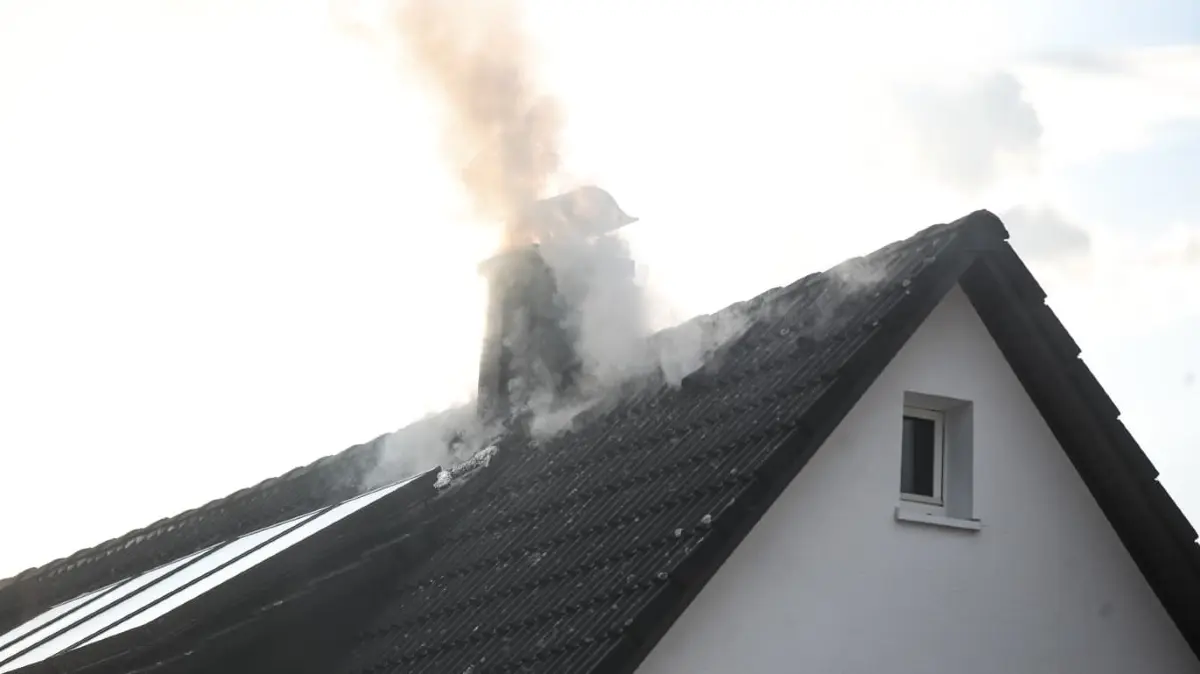 Ein Blitz hat am Donnerstagabend in das Dach eines Villinger Wohnhauses eingeschlagen.