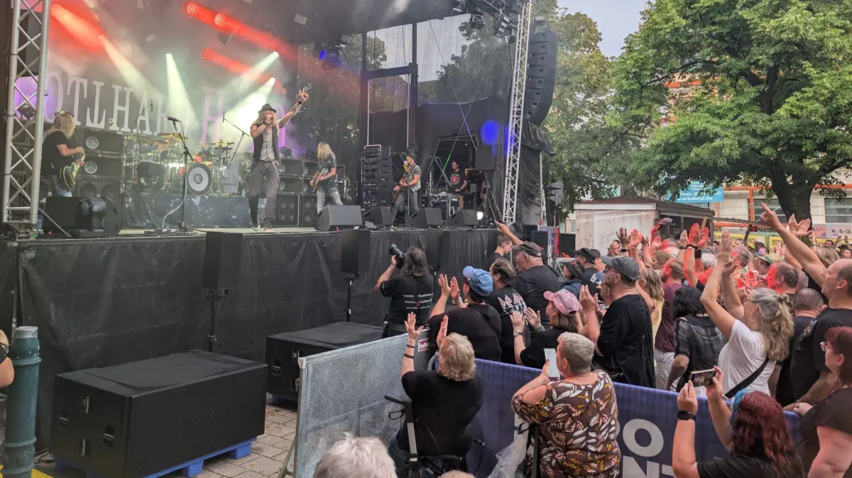 Gotthard machen auf ihrer Stereo-Crush Konzertreise auf dem Schopheimer Marktplatz Station.