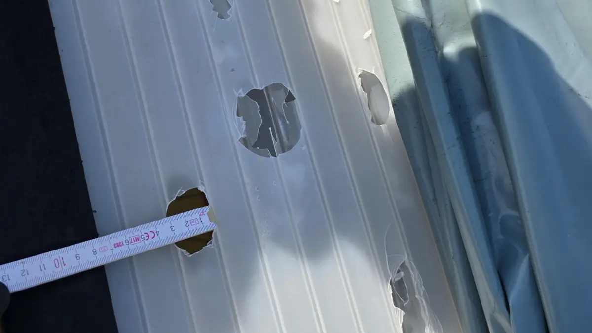 Hagelschäden wie diese am Dach der Deutenbergsporthalle in Villingen-Schwenningen gab es etliche nach dem jüngsten Unwetter. Wie Betroffene jetzt am besten ihre Schäden melden, dazu geben die Versicherer jetzt Hinweise.