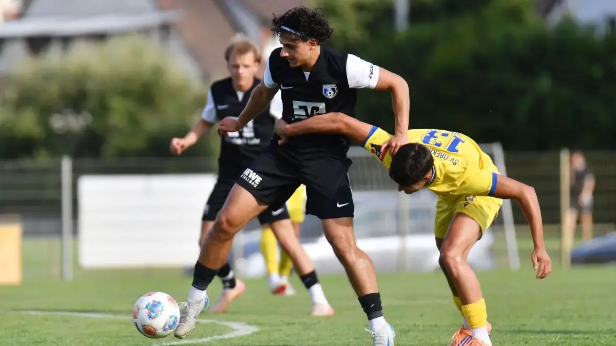 Alberto Nouri (in Schwarz) traf gleich bei seinem ersten Spiel für den SC Lahr.