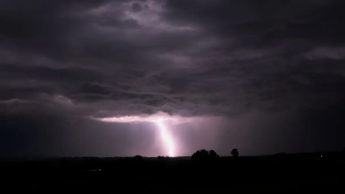 Gewitter in Bayern: ARCHIV - 29.06.2026, Bayern, Marktoberdorf: Blitze erhellen den Himmel über dem Alpenvorland. (zu dpa: «Gewittergefahr in Bayern bleibt») Foto: Karl-Josef Hildenbrand/dpa +++ dpa-Bildfunk +++