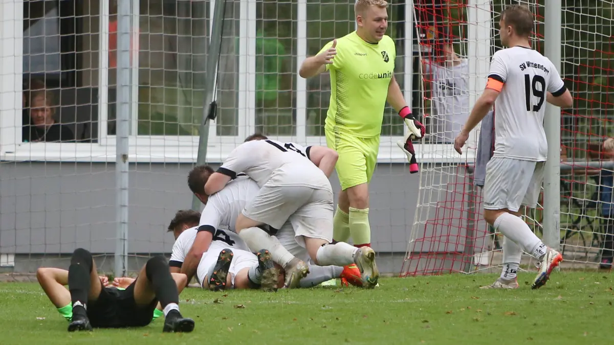 Lucas Finkbeiner (in Gelb) trug bereits das Trikot des SV Wittendorf und kehrt als Co-Trainer zurück.