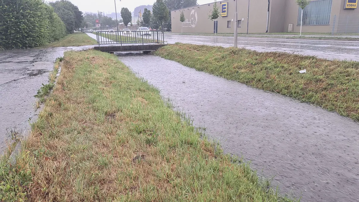 In kürzester Zeit steigt der Pegel im Ziegelgraben entlang der Hauptstraße gefährlich an.