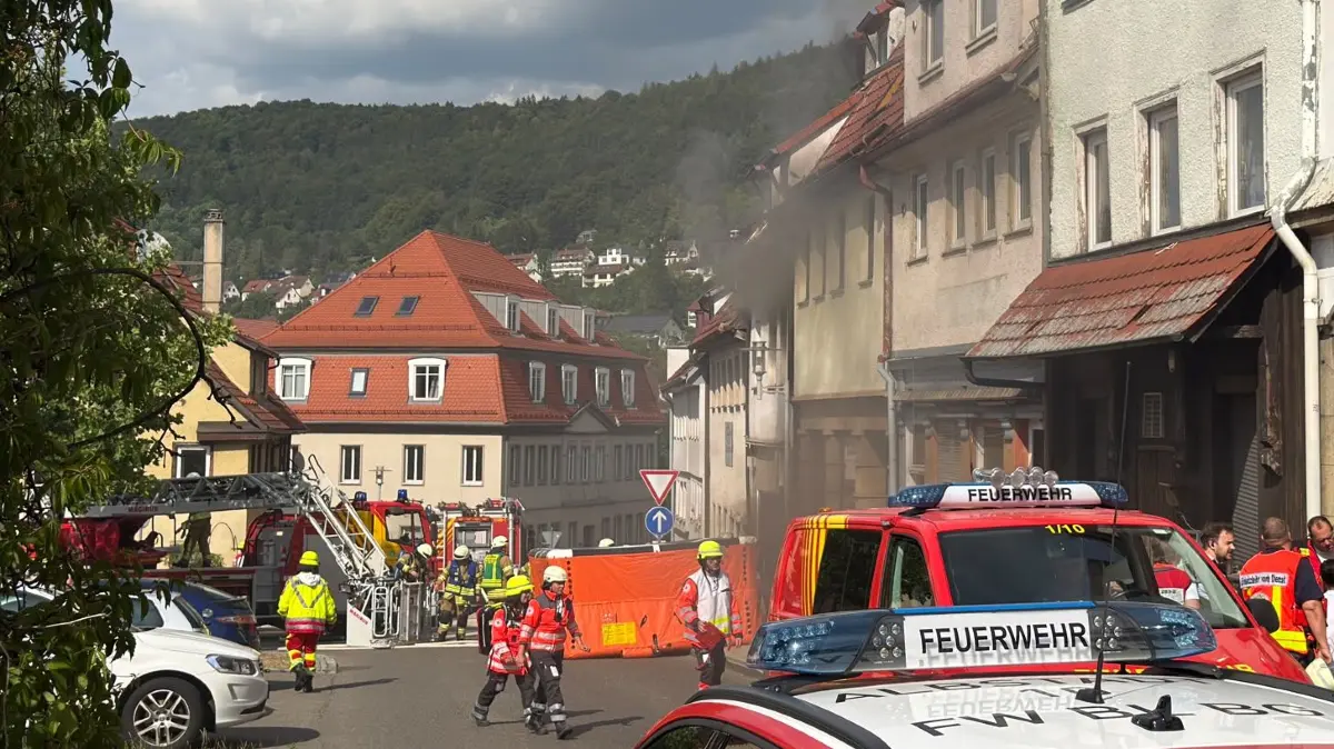 Feuer bricht in Albstadt aus: Menschen von Dach gerettet, Innenstadt ist ...