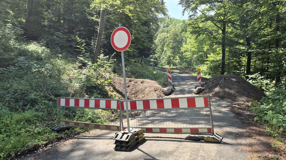 Gesperrte Durchfahrt an der Steige hinauf von Talheim nach Beuren. Inzwischen gibt es jedoch wieder einen knapp eineinhalb Meter breiten Durchlass für Fahrräder.