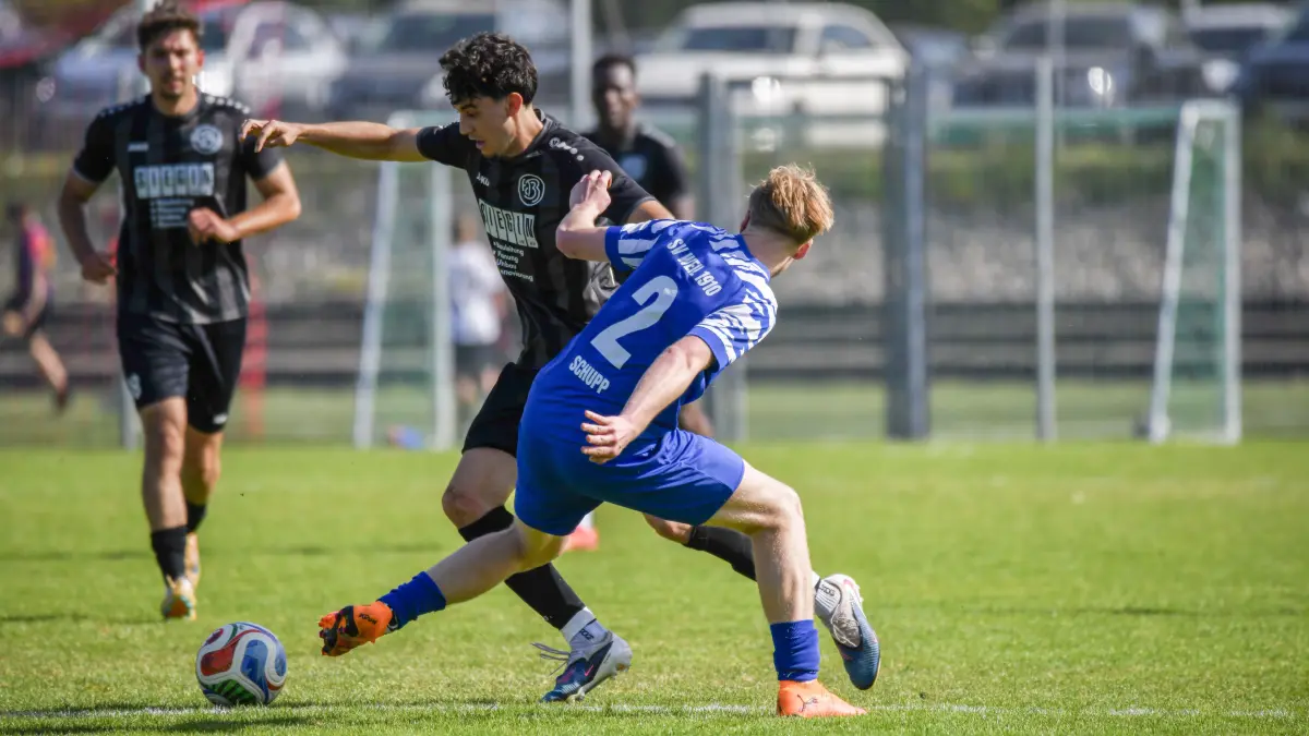 Luca Nunninger (Mitte) und der FC Bad Bellingen testen bereits am Samstagmorgen gegen den VfR Hausen.