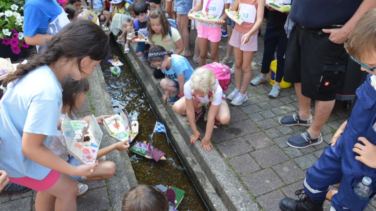 Hier werden die Mini-Zuber beim Bächlefest 2024 zu Wasser gelassen.