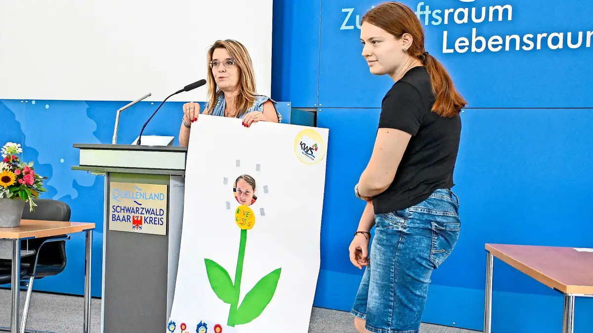 Mariela Kampf von der Karl-Wacker-Schule in Donaueschingen bekommt von Schulleiterin Claudia Knab eine Blume mit Platz für all ihre besonderen Eigenschaften.