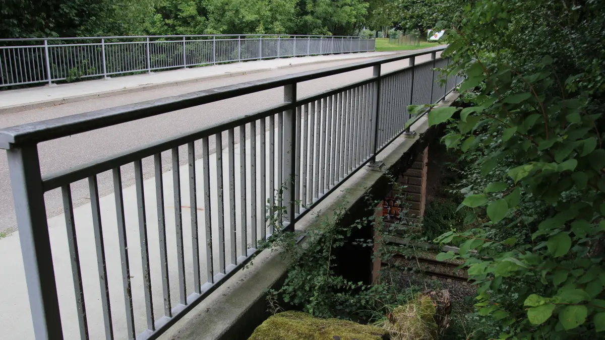 Die Brücke an der Zufahrt zum Golfplatz über das Bahngleis ist in einem schlechten Zustand.