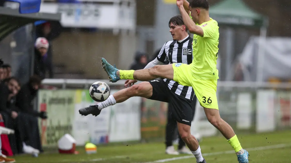 In der Saison 2024/25 duellierten sich die Villinger um Enrico Krieger (links) noch mit den Kickers in der Regionalliga.