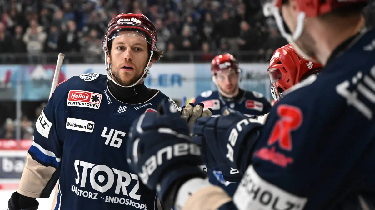 Jubel bei Eric Martinsson Schwenninger Wild Wings Schwenninger Wild Wings gegen Grizzlys Wolfsburg, DEL, PlayOff, Spieltag 2, Saison 2025/2026, 20260320 Schwenninger Wild Wings gegen Grizzlys Wolfsburg, DEL, PlayOff, Spieltag 2, Saison 2025/2026, 20260320 Schwenningen *** Eric Martinsson Schwenninger Wild Wings Schwenninger Wild Wings v Grizzlys Wolfsburg, DEL, PlayOff, Matchday 2, 2025 2026 season, 20260320 Schwenninger Wild Wings v Grizzlys Wolfsburg, DEL, PlayOff, Matchday 2, 2025 2026 season, 20260320 Schwenningen Copyright: xEibner-Pressefoto/SvenxLaeglerx EP_SVL