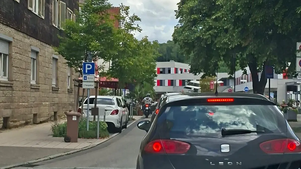 Nichts geht voran: Ein Pannenfahrzeug in der Neckarstraße sorgte auch am Bahnhof für einen längeren Rückstau.