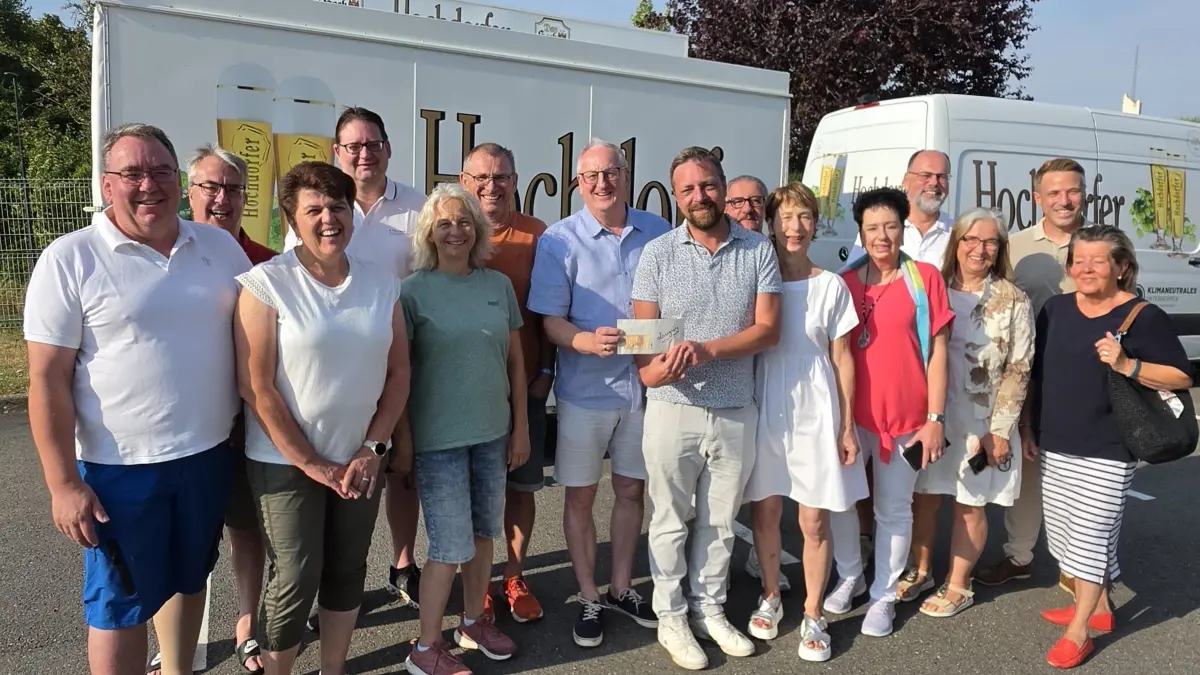 Beim Abschied übergibt OB Großmann den Gewinn aus dem Bierverkauf als Spende für den Longwyer Sozialverein an Bürgermeister Hamen.