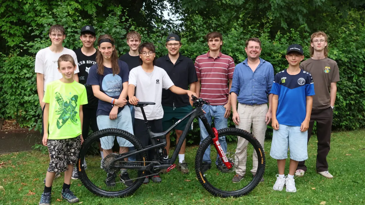 Die Mitglieder der Arbeitsgruppe „Neue Downhillstrecke“ trafen sich mit Johannes Menton, . v.rechts zu ihrer konstituirenden Sitzung