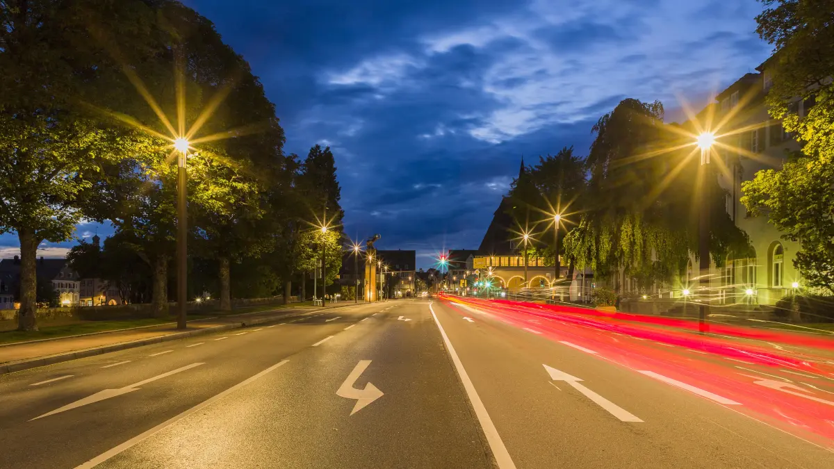 Die Straßenlaternen leuchten in Freudenstadt die ganze Nacht über.