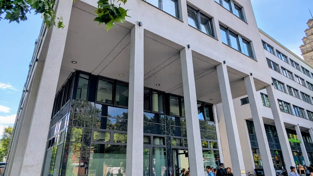 Die Fronten zwischen der ehemaligen Personalchefin und der Spitze der Uni Freiburg bleiben verhärtet.
