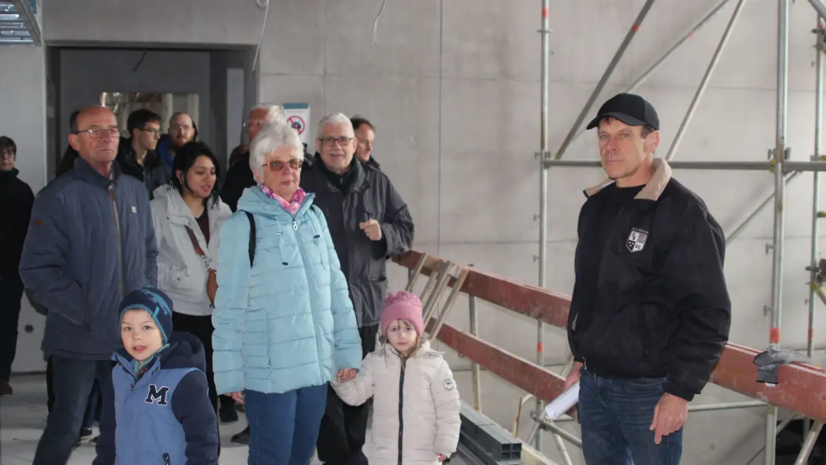 Das Begegnungszentrum der AB-Gemeinde Steinen ist fertiggestellt. Unser Bild zeigt eine Führung, die Ende März im Rahmen eines Tags der offenen Tür stattfand. Das rege Interesse an dem Zentrum zeigt sich auch im Spendenaufkommen. (Archivfoto)