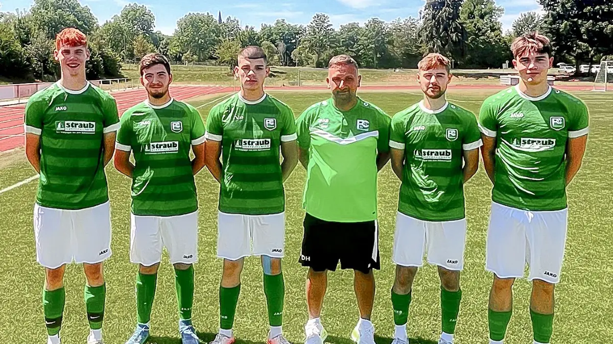Der Trainer des FC Bräunlingen mit seinen Sommer-Neuzugängen. Tim Hansel (von links), Jonas Knöpfle, Djordje Karagaca, Daniel Höll, Marcel Winterhalter und Timo Amann.