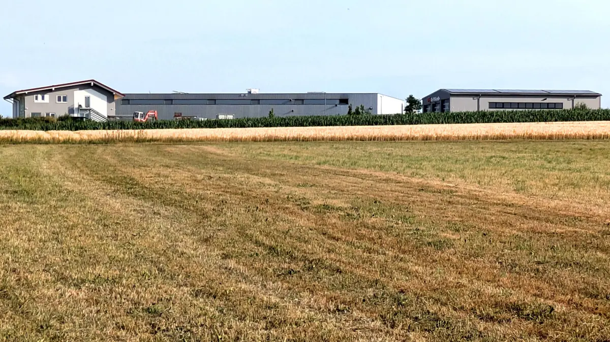 Eine der letzten zur Verfügung stehenden Gewerbeflächen in Dunningen: Das Areal am Ortsausgang Richtung Seedorf zwischen der Landstraße und dem neuen Bauhofgebäude.