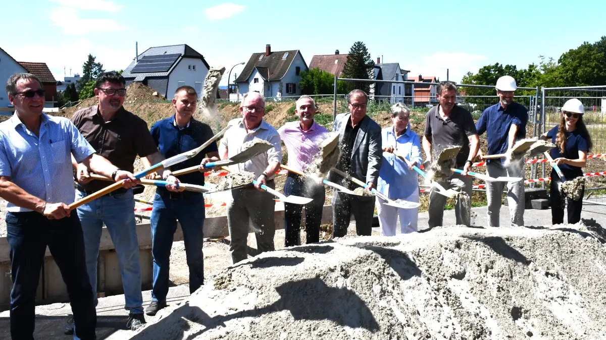 Beim Spatenstich (v.l.): Werner Wohner (Gebäudemanagement), Sven Irmscher und Stefan Matt (beide Gebäudemanagement), Hanspeter Schuler (Hauptamt), Hanspeter Brugger (Schulleiter Gemeinschaftsschuler), OB Klaus Eberhardt, Birgit Barth (Schulleiterin Getrud-Luckner-Realschule), Ulrich Gersbacher (Bauunternehmer), Max Lauer (Architekt) und Kerstin Fuchs (Projektleiterin SPSL Freiburg)