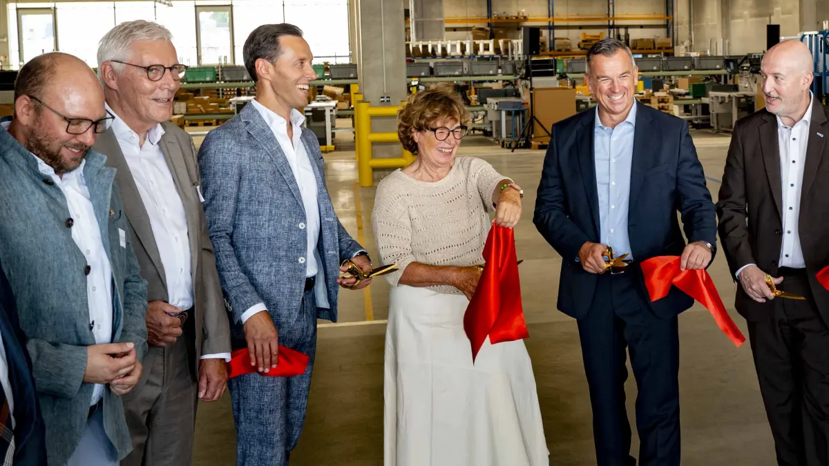 Prominenz von Häfele und aus der Politik eröffneten das neue Logistikzentrum.