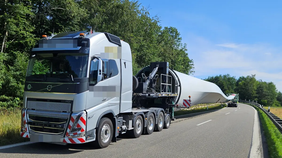 Ein Schwertransporter blockiert die Überleitung von der A8 zur A81.