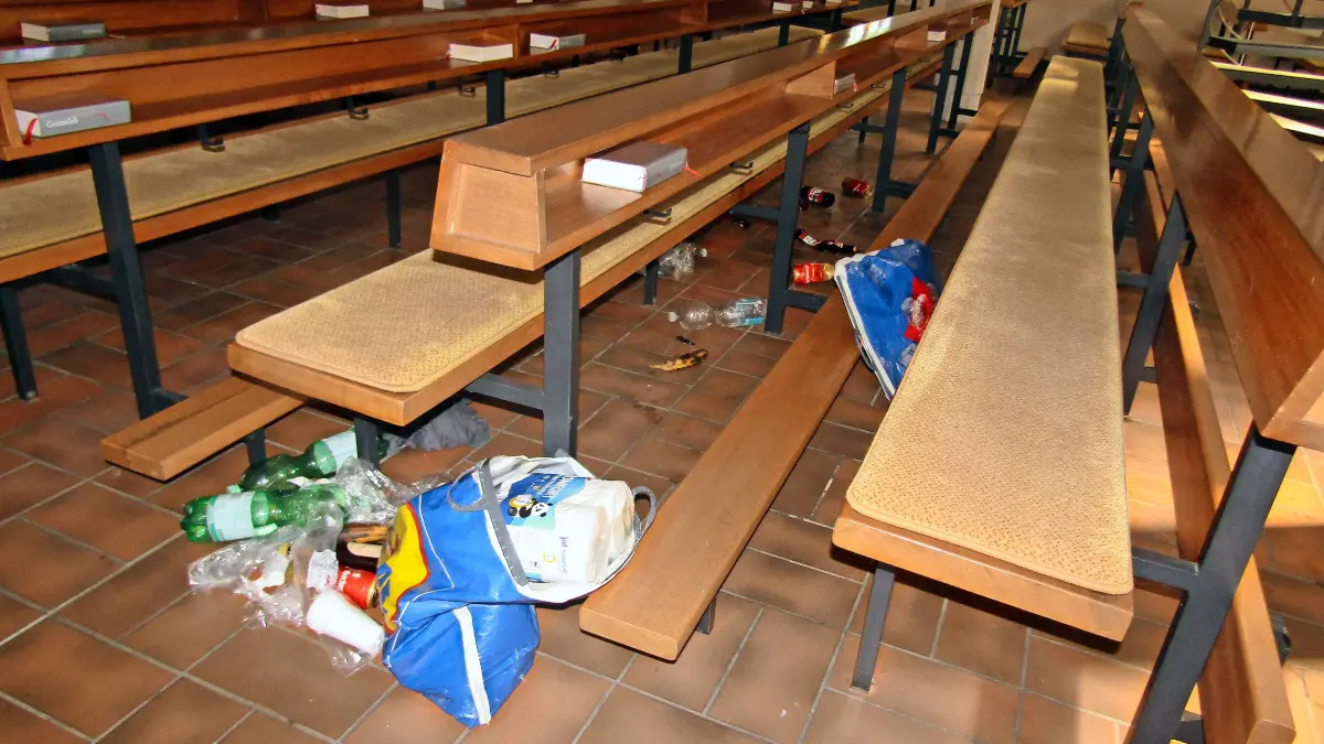 Das sind wahrscheinlich Hinterlassenschaften in St. Johann von demjenigen, der fünf Glastüren zwischen Vorraum und Kirchenschiff zerschlug.