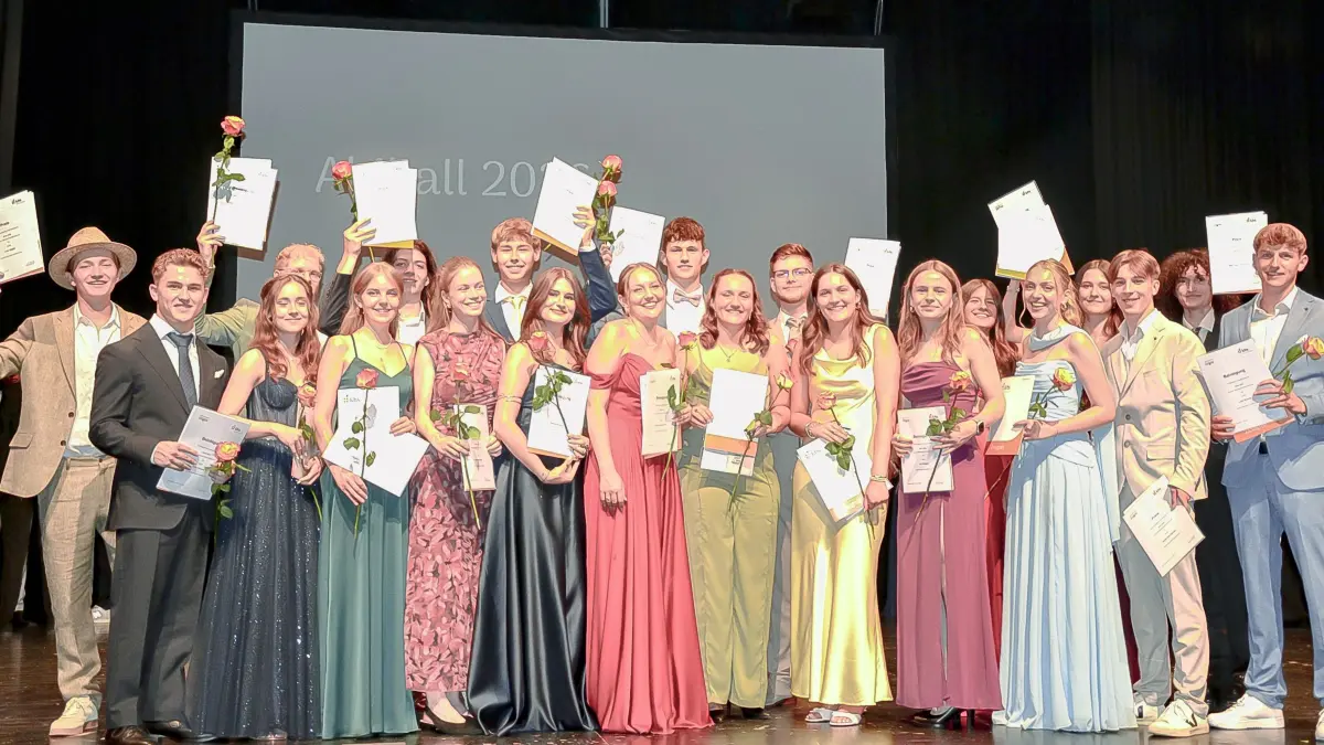 Sie haben besonders herausragende Ergebnisse erzielt: Die 21 Lob- und Preisträger des diesjährigen Abiturs am Wirtschaftsgymnasium.