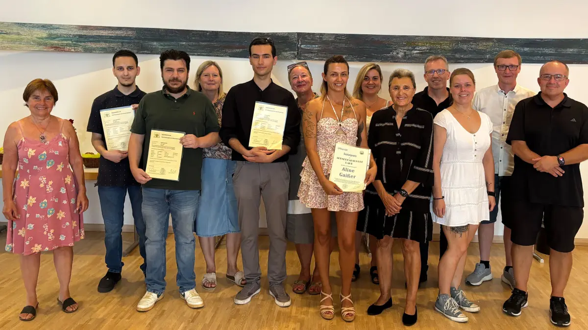 Die Absolventen mit ihren Lehrern (von links): Annette Ungureanu, Yasser Alyaghshi, Kevin Vuckovic, Karin Kindle, Uros Zivkovic, Gabriele Bühler-Jertschewske, Aline Gaißer, Anne Maria Böhler, Monika Sattler-Hetzel, Markus Pfordt, Janina Mißbach, Paul Breise und Stefan Jaitner