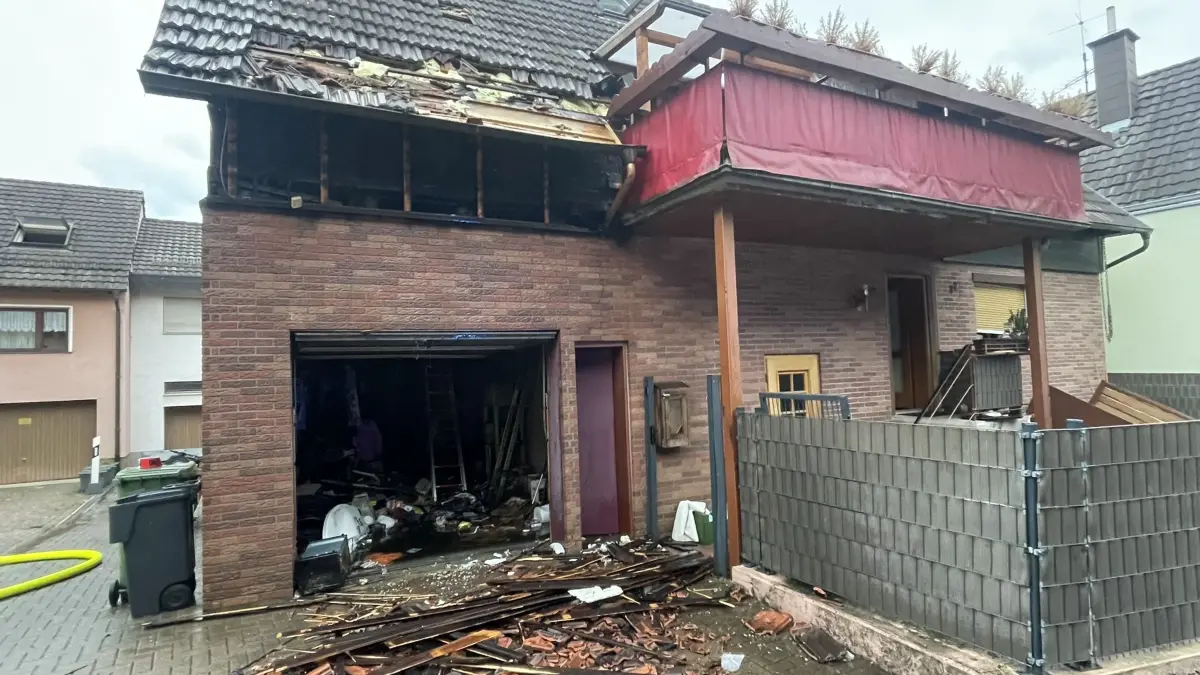 Nach dem Brand sind die Schäden am Haus nicht zu übersehen.