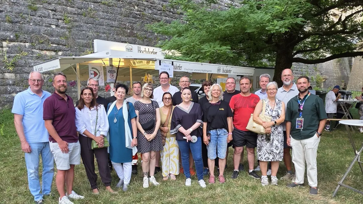 Gehören inzwischen zum Nationalfeiertag in Longwy: der Hochdorfer Bierwagen und eine Delegtion aus Nagold. Ganz links OB Großmann und der Longwyer Bürgermeister Hamen.