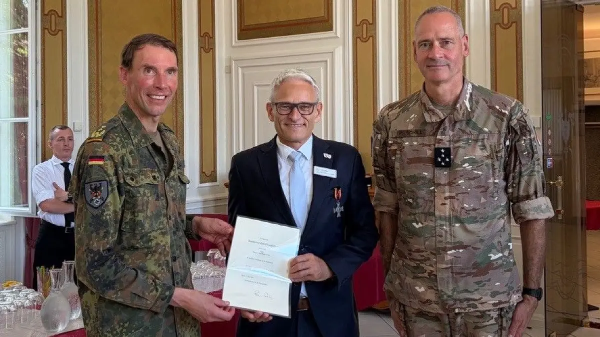 Der Inspekteur des deutschen Heeres zeichnete Bürgermeister Martin Löffler (Mitte) für seine Dienste aus.