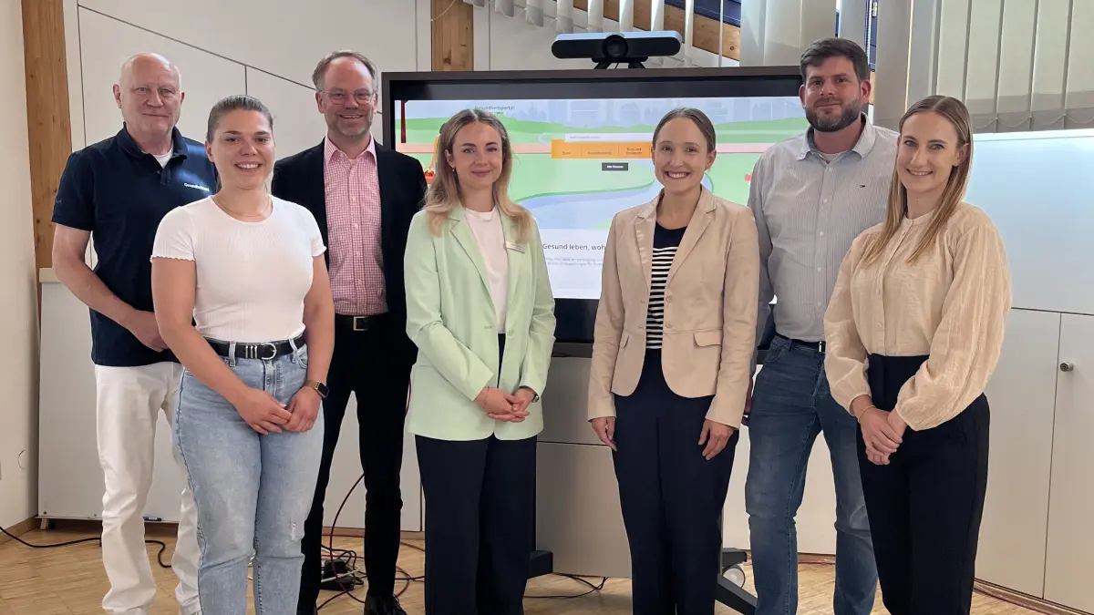 Das Projektteam des Gesundheitsamtes zusammen mit dem Landrat. Von links: der Leiter des Rottweiler Gesundheitsamts, Dr. H.-Joachim Adam, Melanie Fehrenbach, Landrat Christoph Keckeisen, Greta Sauer, Dr. Birke Ahlfeld, Marco Sandmann und Anabel Dobaj.