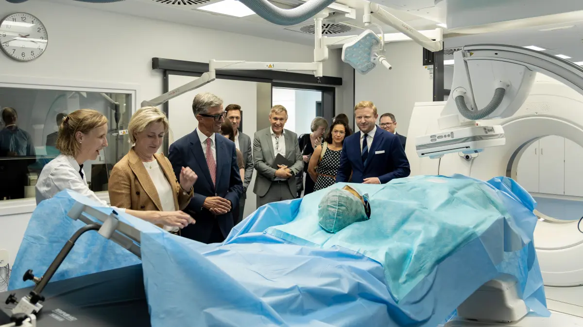 Im Radiologischen Interventionszentrum des Universitätsklinikums Freiburg erhält Wirtschaftsministerin Nicole Hoffmeister-Kraut (zweite von links) einen Einblick in die Möglichkeiten minimalinvasiver Eingriffe.