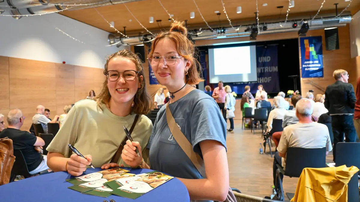 Amelie Hirt (links) und Juliana Dräger sind zwei der jüngsten Gründungsmitglieder des neuen Vereins Nachbarn helfen Nachbarn in Villingen-Schwenningen.
