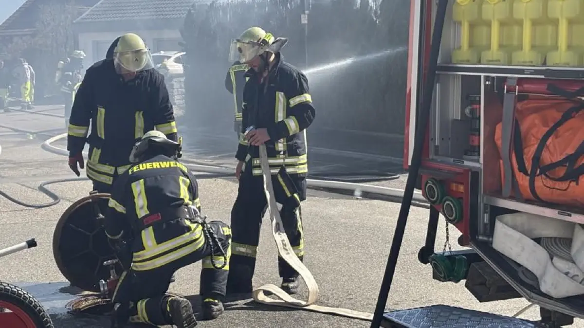 Die Feuerwehr Haiterbach im Einsatz im April. An diesem Sonntag, 19. September, zeigen sie verschiedene Übungen beim Infotag.