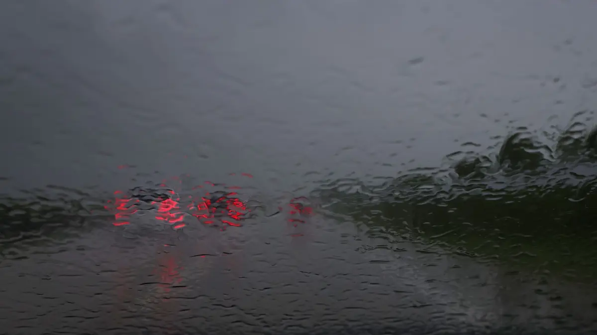 Regen und Gewitter im Süden: ARCHIV - 06.05.2024, Bayern, München: Autos sind während heftigen Regens auf der Autobahn 93 (A93) zu sehen. (zu dpa: «Unfallserie durch Aquaplaning auf A8 mit drei Verletzten») Foto: Karl-Josef Hildenbrand/dpa +++ dpa-Bildfunk +++