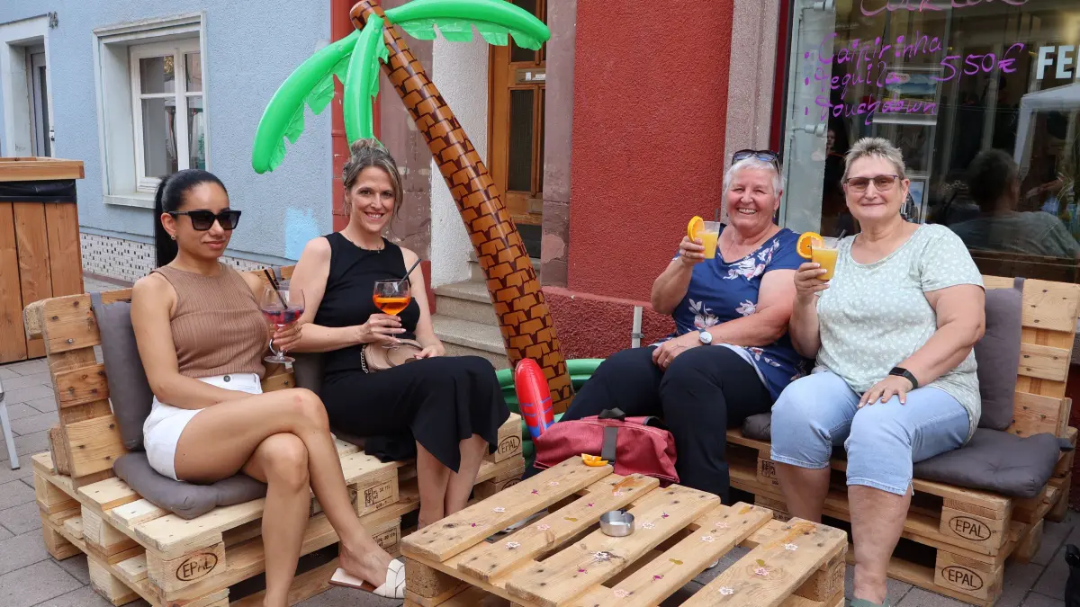Rosana und Anja aus Dauchingen sowie Rita und Marion aus Villingen (von links) ließen sich in der improvisierten Lounge die Cocktails beim Villinger Abendflair schmecken.