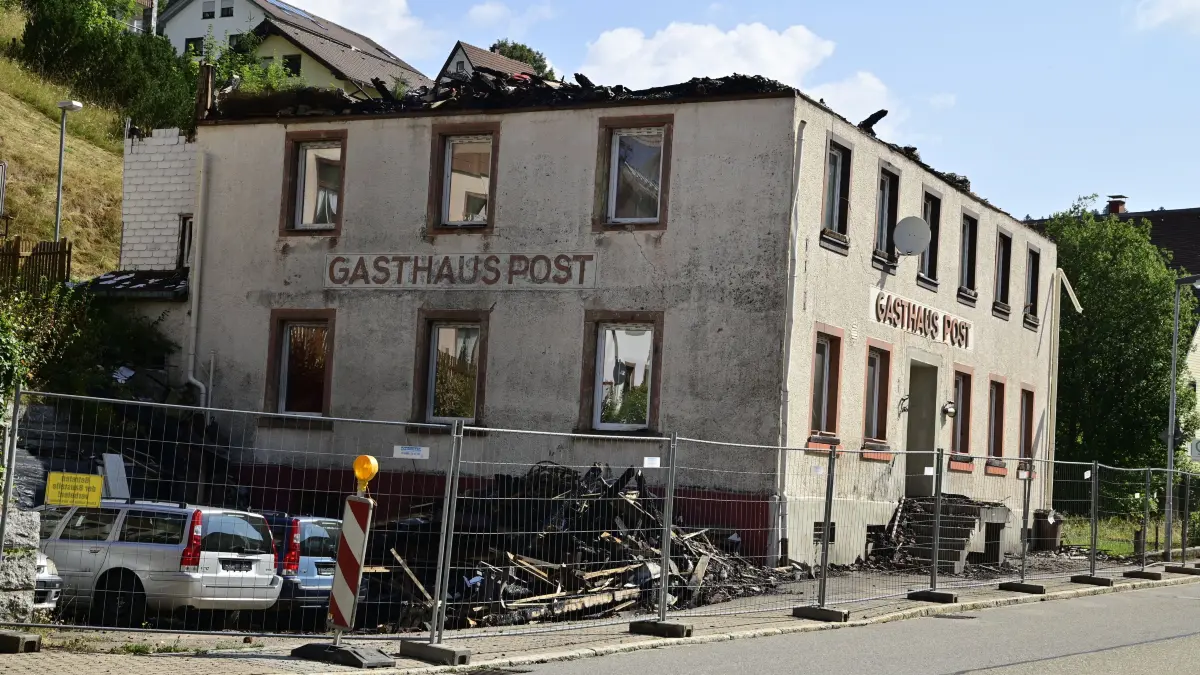 In der Nähe des abgebrannten Gasthauses Post in Gütenbach fand eine Wohnungsdurchsuchung der Kriminalpolizei statt.