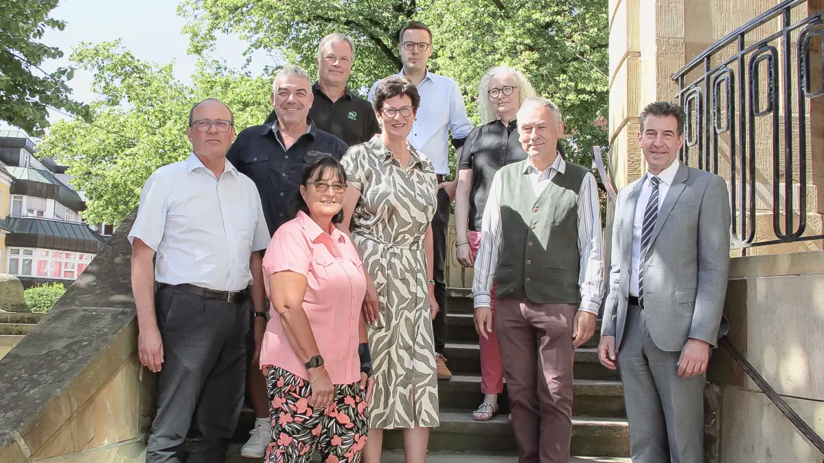 Bürgermeister Severin Graf (hintere Reihe, von links), mit den Geehrten Alexander Maier, Manfred Fünfgeld, Sebastian Pfaff sowie Bettina Miller (vorn von links), Petra Dörner, Gerda Hall, Gerhard Bronner und Oberbürgermeister Erik Pauly.