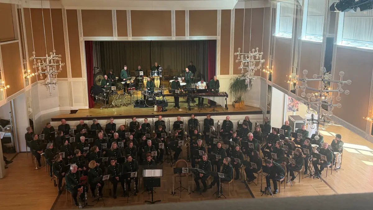 Fast 100 Musiker gaben ein Konzert im Kurhaus.