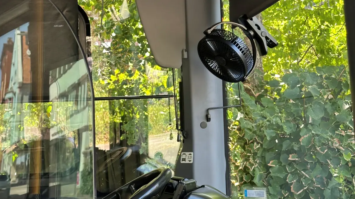 Ein Blick in einen VS-Stadtbus. Wer hier Gas gibt, kommt in diesem Sommer schon mal ordentlich ins Schwitzen. Ein Dauer-Aufreger für viele Busfahrer, für die nun einer seine Stimme erhebt.