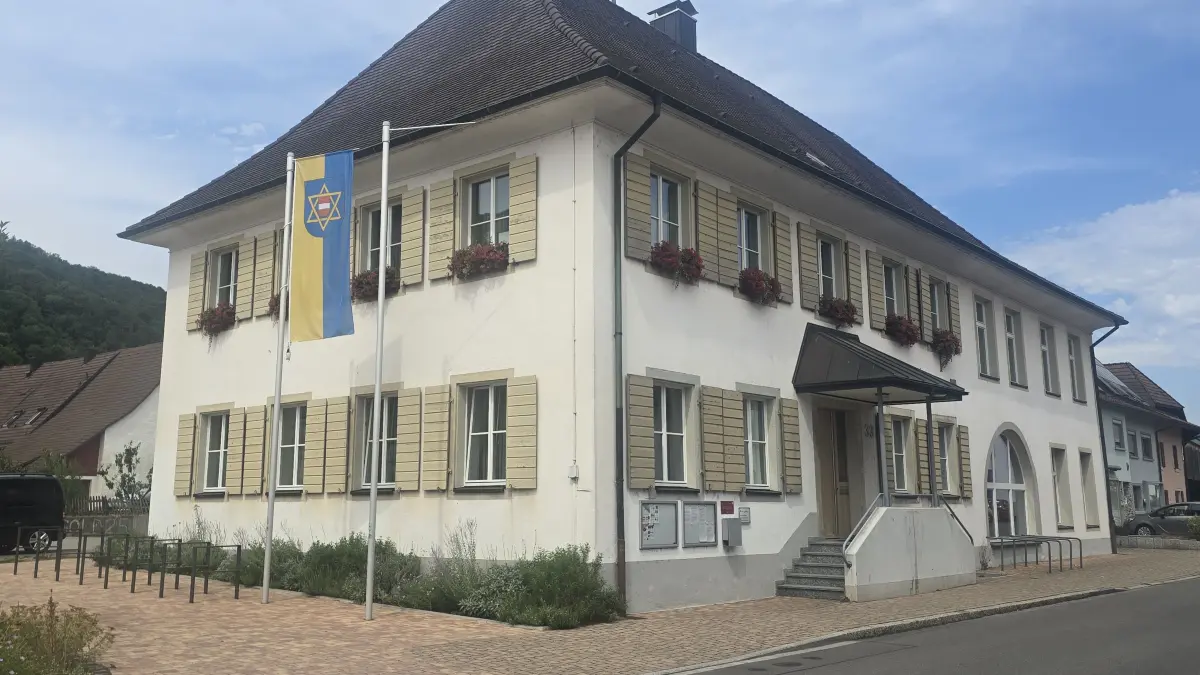 Hertener Rathaus. Ein intensiv diskutierter Punkt war die mögliche Verlagerung der Rentenangelegenheiten von der Hertener Ortsverwaltung (Foto) ins Rheinfelder Rathaus. Doch dazu soll es nun nicht kommen.